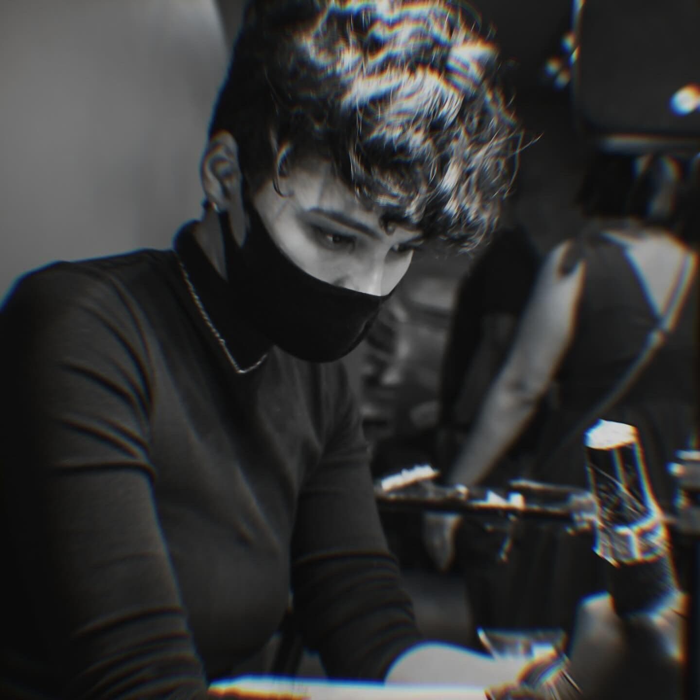 Ana Gonçalves tatuando no estúdio